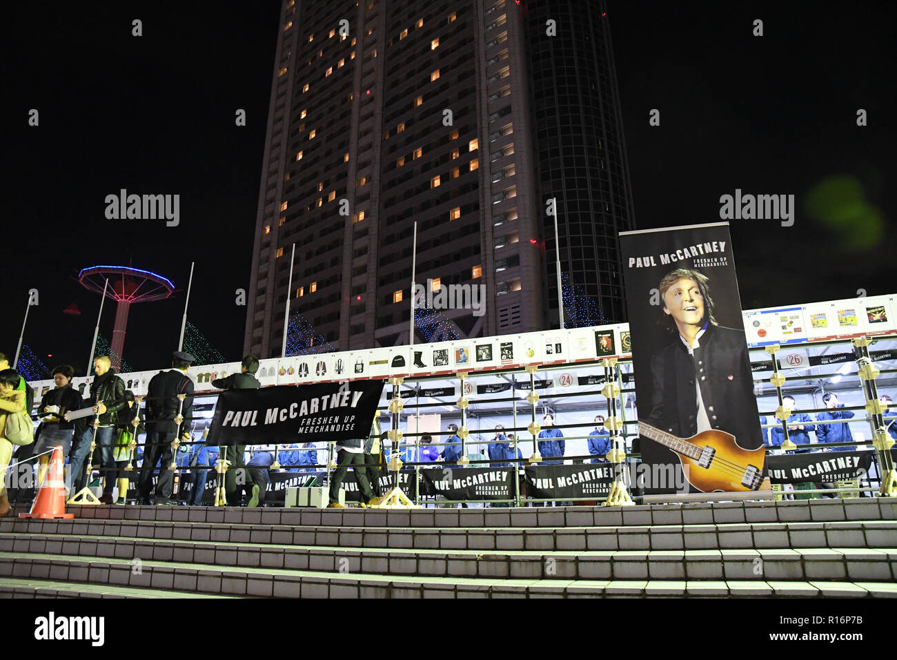 Shibuya, Tokio, Japan. 31 Okt, 2018. Die Menschen reagieren außerhalb des Tokyo Dome vor Paul Mccartneys erste Aufmöbeln Tour Konzert in Japan am Mittwoch, 31. Oktober 2018. Foto: Ramiro Agustin Vargas Tabares Credit: Ramiro Agustin Vargas Tabares/ZUMA Draht/Alamy leben Nachrichten Stockfoto