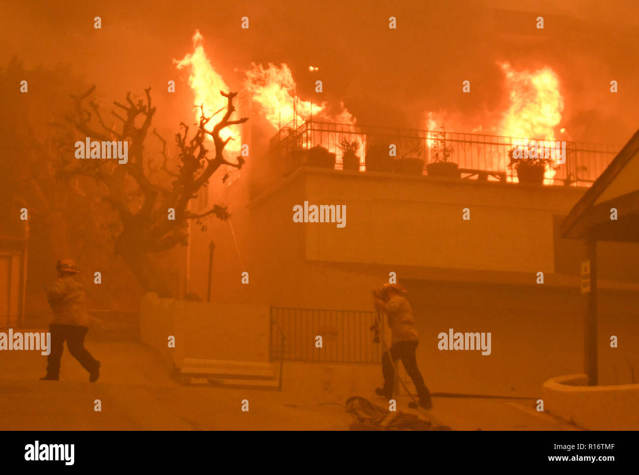 Feuerwehrleute versuchen, eine Wohnung zu speichern geht in Flammen aus dem woosley Feuer Freitag. Das Feuer über die Autobahn 101, die am frühen Morgen und machte einen Run nach Malibu Küste zerstören viele Häuser Malibu, Ca, November 9, 2018. Foto byGene Blevins/DailyNews/Beitrag Fotograf Credit: Gene Blevins/ZUMA Draht/Alamy leben Nachrichten Stockfoto