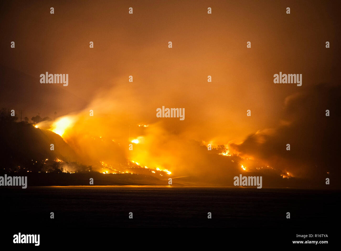 Malibu, Kalifornien, USA. 9 Nov, 2018. Die woolsey Feuer brennt in den Pazifischen Ozean Freitag Abend. (Lange Belichtung Bild) Die Woolsey Brand in Malibu Freitag. Die Santa Ana Wind Feuer zerstörte Häuser und brannte in der Nähe des Pazifischen Ozeans. Credit: Stuart Palley/ZUMA Draht/ZUMAPRESS.com/Alamy leben Nachrichten Stockfoto