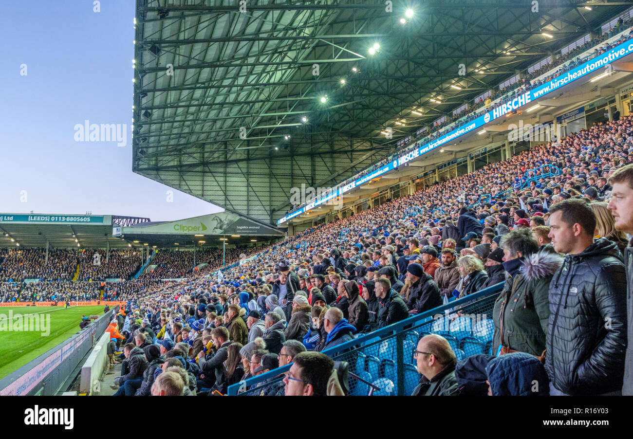 Osten am legendären Elland Road Stadium stehen. Das Stadion, das ist die Heimat von Leeds United FC, ist berühmt für seine elektrischen Atmosphäre. Stockfoto