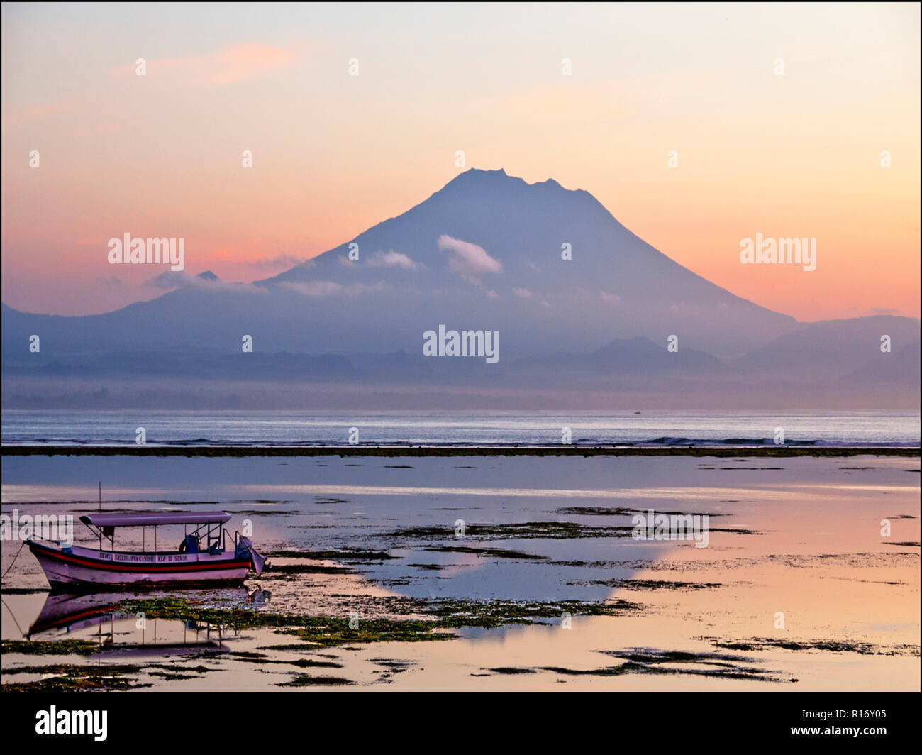 Am frühen Morgen Sonnenaufgang mit Blick auf den Mount Agung in Sanur Bali Indonesien. Stockfoto
