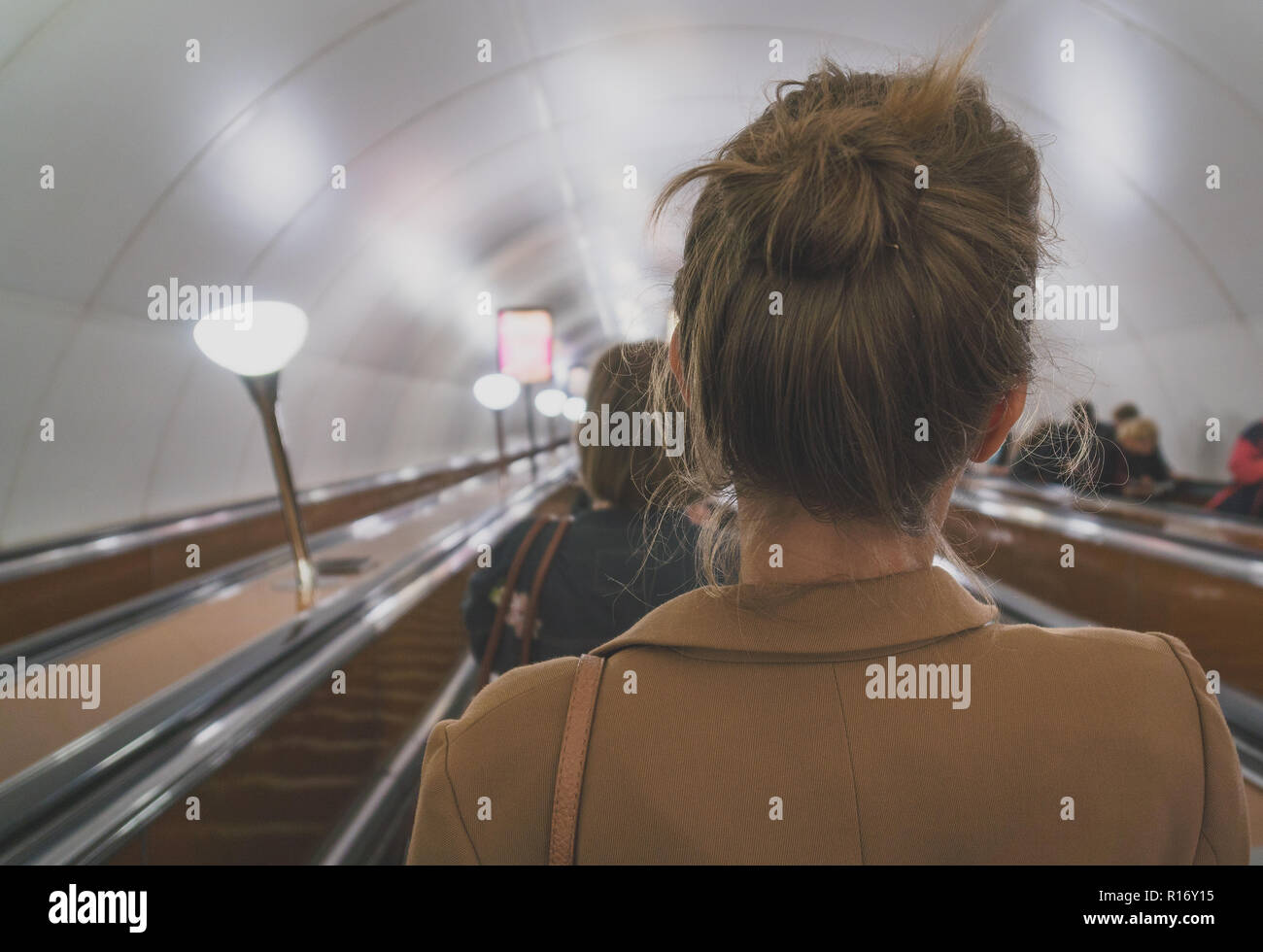 Frau mit einer Rolltreppe in der Metro. Stockfoto