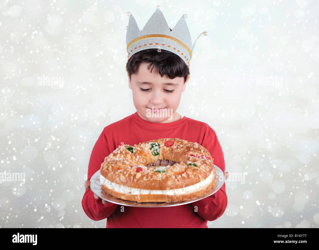 Glückliches Kind mit König Kuchen typisch spanisches Dessert für Weihnachten Stockfoto