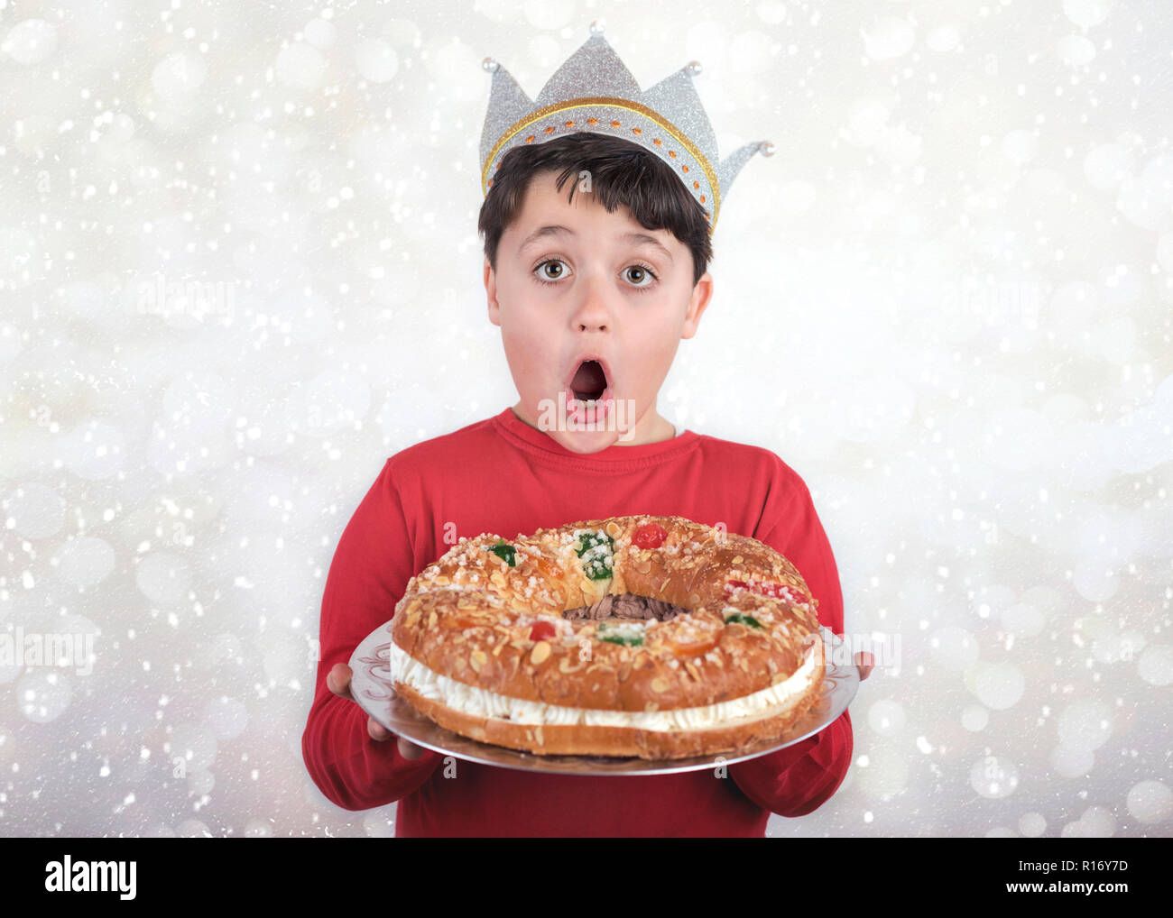 Überrascht Kind mit König Kuchen typisch spanisches Dessert für Weihnachten Stockfoto