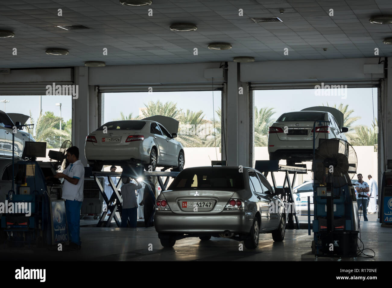 Fahrzeuge werden innerhalb der Inspektion bay inspiziert, Abu Dhabi, VAE Stockfoto