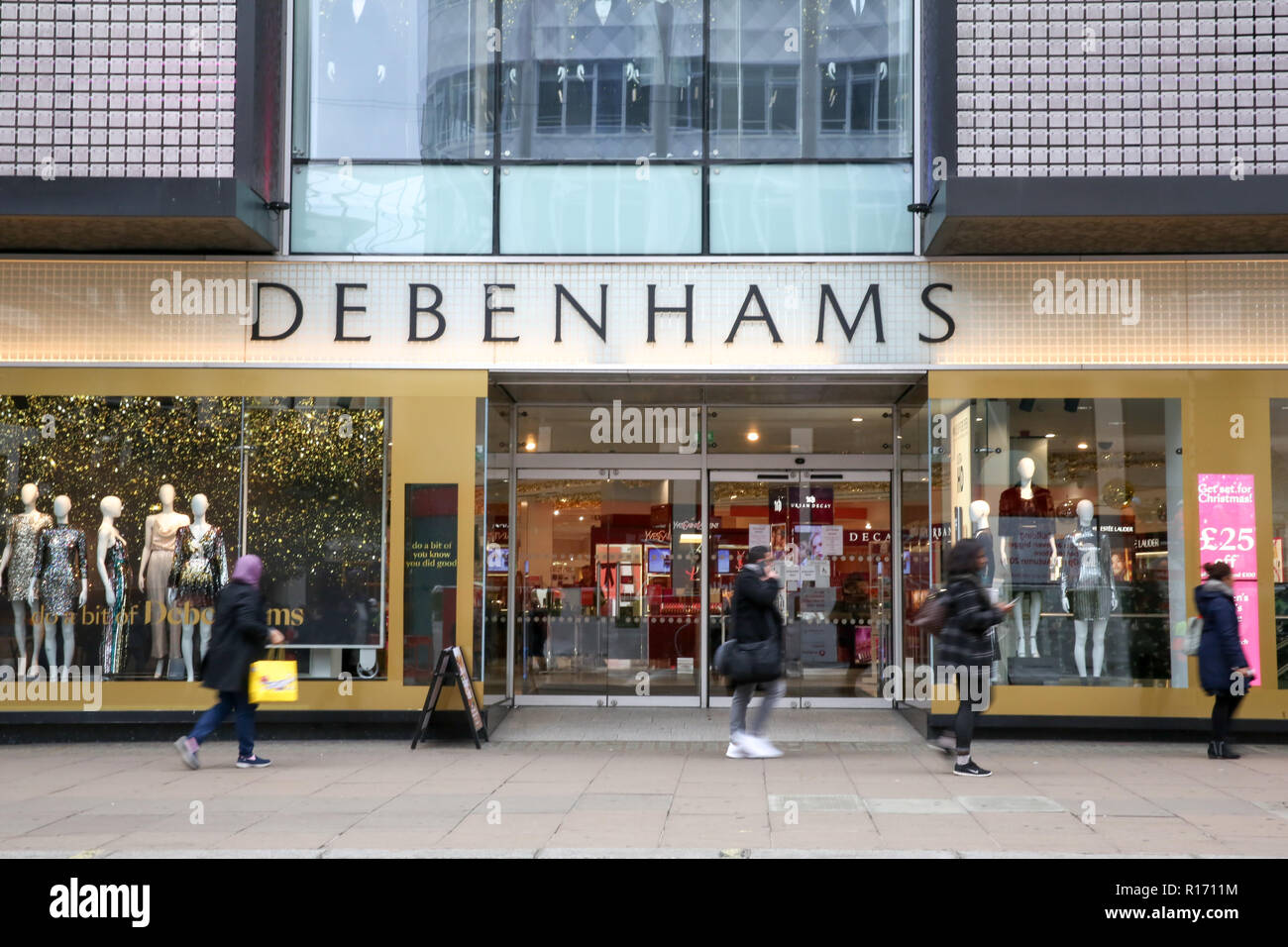 Shopper sind außerhalb Debenhams Store auf der Londoner Oxford Street gesehen. Debenhams Pläne bis zu 50 Filialen zu schließen, fast ein Drittel der UK-wide Kette, bis zu 5.000 Arbeitsplätze in Gefahr. Das Kaufhaus stellte eine in der Nähe von £ 500 m jährliche Verlust wie es schreibt den Wert der Marke und die Kosten der unerwünschten shop Leasing und IT-Systeme. Der Einzelhandel Schwierigkeiten als Verbraucher auf Ausgaben und mehr von ihr Einkaufen online tun. Einem Bericht der Wirtschaftsprüfungsgesellschaft PWC hat gesagt, dass über 1.000 Filialen von Britain's Top 500 hohe Straßen in den ersten sechs Monaten des Jahres verschwunden. Stockfoto