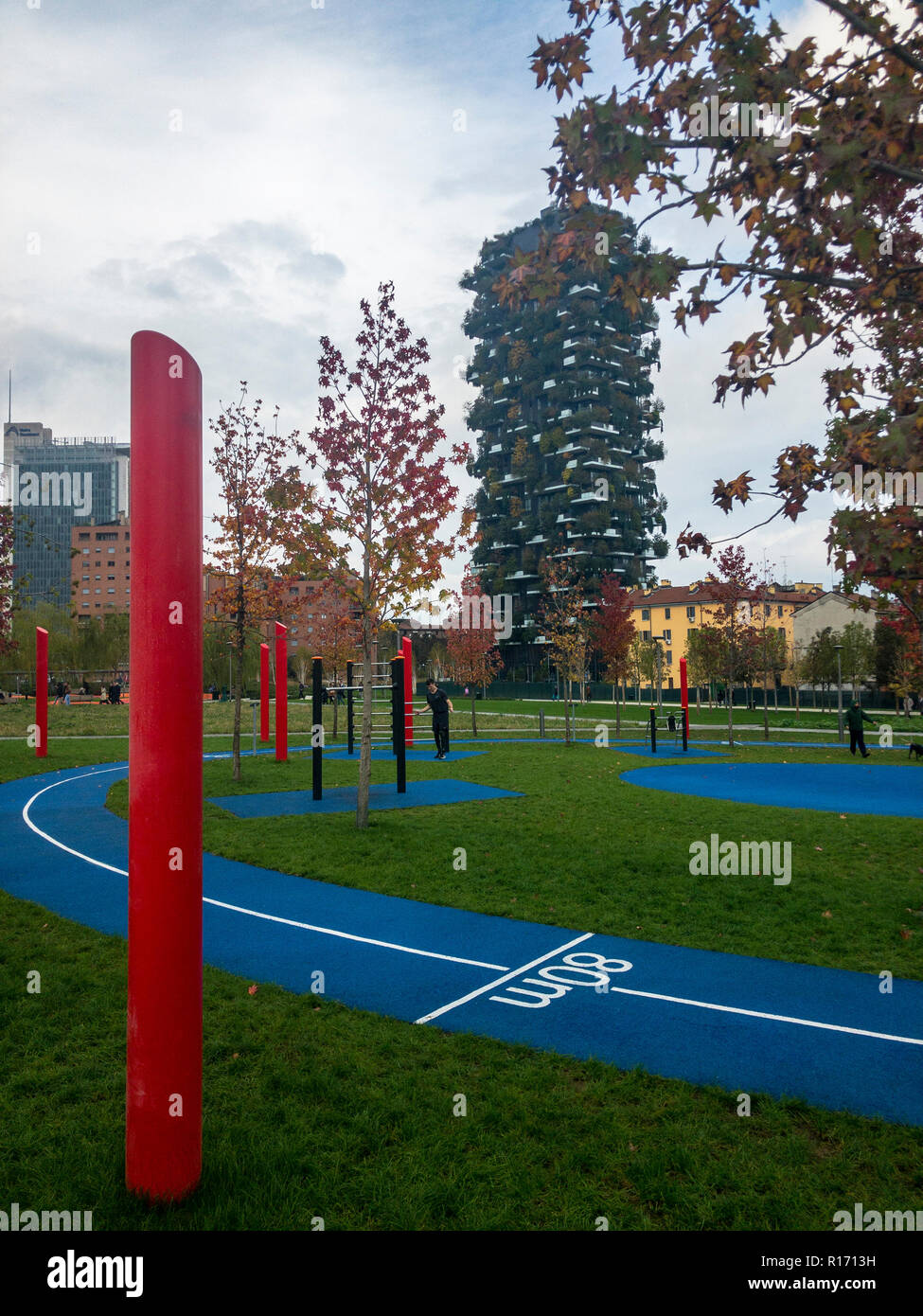 Bibliothek von Bäumen, neue Mailand Park. Vertikale Wald, Bosco Verticale. Wege des Parks. Italien. Person Training durch Springseil in einem Park Stockfoto