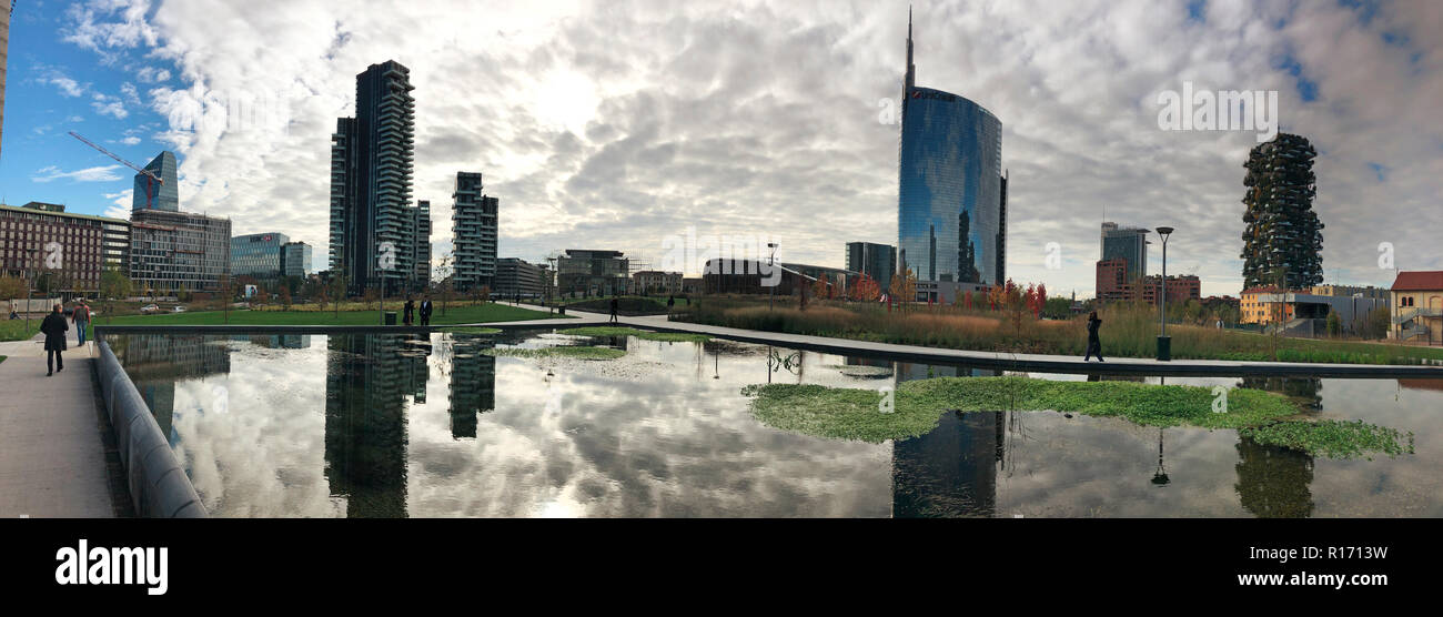 Bibliothek von Bäumen, neue Mailand Park. Unicredit Tower. Wege des Parks mit Blick auf die Wolkenkratzer, vertikale Wald, Solarien Tower. Italien Stockfoto