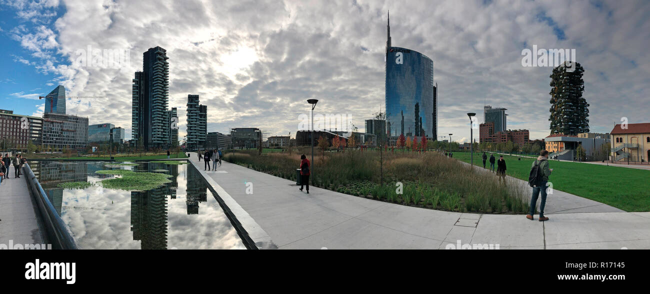 Bibliothek von Bäumen, neue Mailand Park. Unicredit Tower. Wege des Parks mit Blick auf die Wolkenkratzer, vertikale Wald, Solarien Tower. Italien Stockfoto