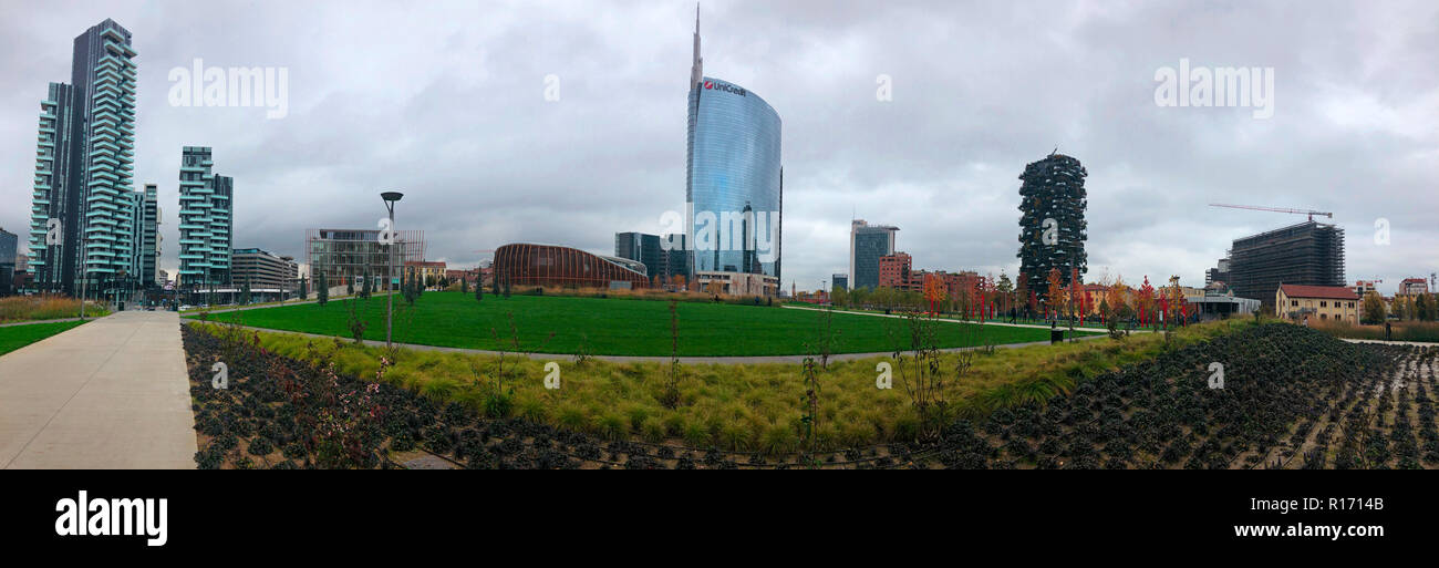 Bibliothek von Bäumen, neue Mailand Park. Unicredit Tower. Wege des Parks mit Blick auf die Wolkenkratzer, vertikale Wald, Solarien Tower. Italien Stockfoto