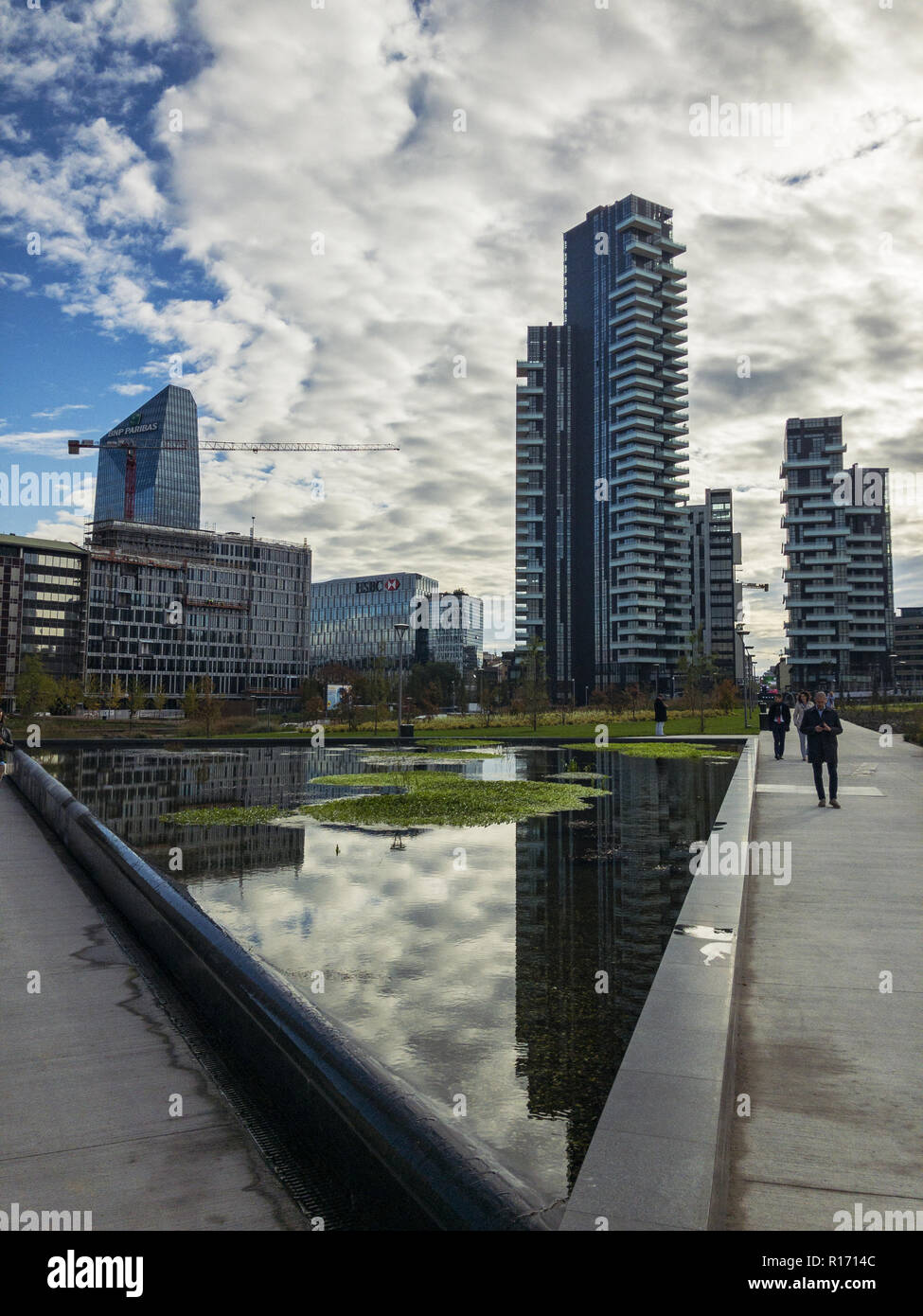 Bibliothek von Bäumen, neue Mailand Park. Solaria Tower. Wege des Parks mit Blick auf die Wolkenkratzer, Italien. Turm gespiegelt in den Brunnen Stockfoto