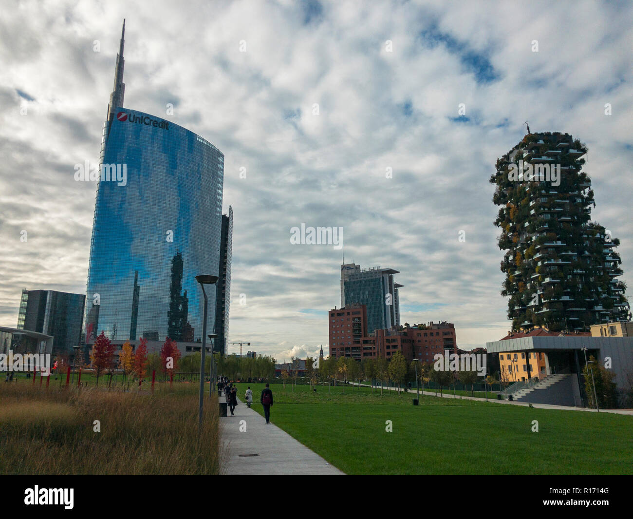 Bibliothek von Bäumen, neue Mailand Park. Unicredit Tower. Wege des Parks mit Blick auf die Wolkenkratzer, vertikale Wald. Italien Stockfoto