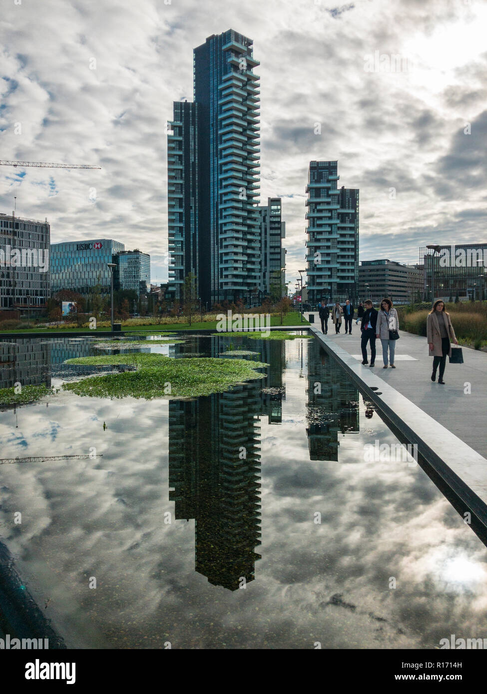 Bibliothek von Bäumen, neue Mailand Park. Solaria Tower. Wege des Parks mit Blick auf die Wolkenkratzer, Italien. Turm gespiegelt in den Brunnen Stockfoto