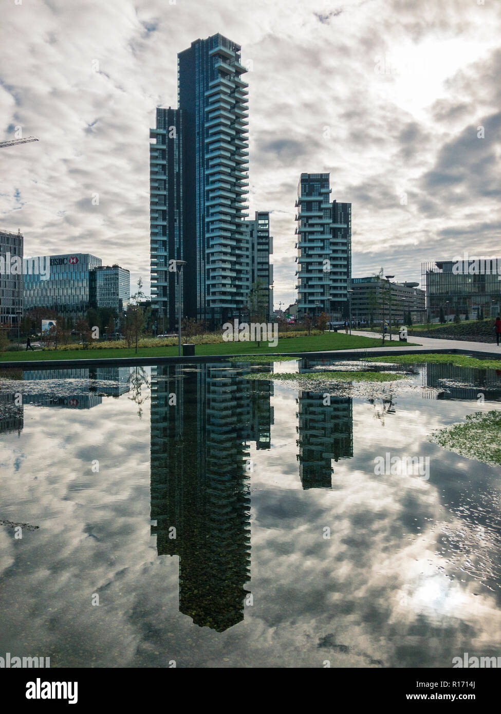 Bibliothek von Bäumen, neue Mailand Park. Solaria Tower. Wege des Parks mit Blick auf die Wolkenkratzer, Italien. Turm gespiegelt in den Brunnen Stockfoto