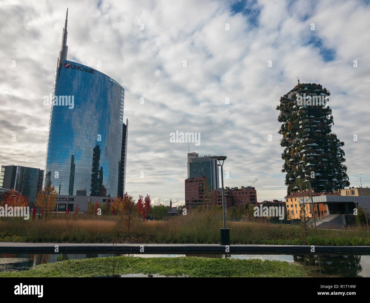 Bibliothek von Bäumen, neue Mailand Park. Unicredit Tower. Wege des Parks mit Blick auf die Wolkenkratzer, vertikale Wald. Italien Stockfoto