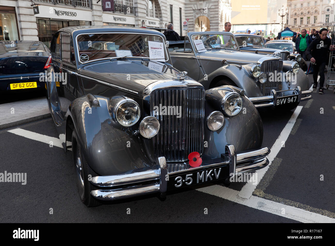 Drei Viertel Vorderansicht eines 1950er Jaguar Mark V Limousine, auf Anzeige in der Regents Street Motor Show 2018 Stockfoto