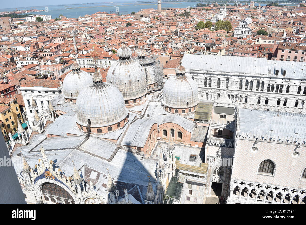 Panoramablick auf Venedig mit dem Dach der Basilika San Marco Stockfoto