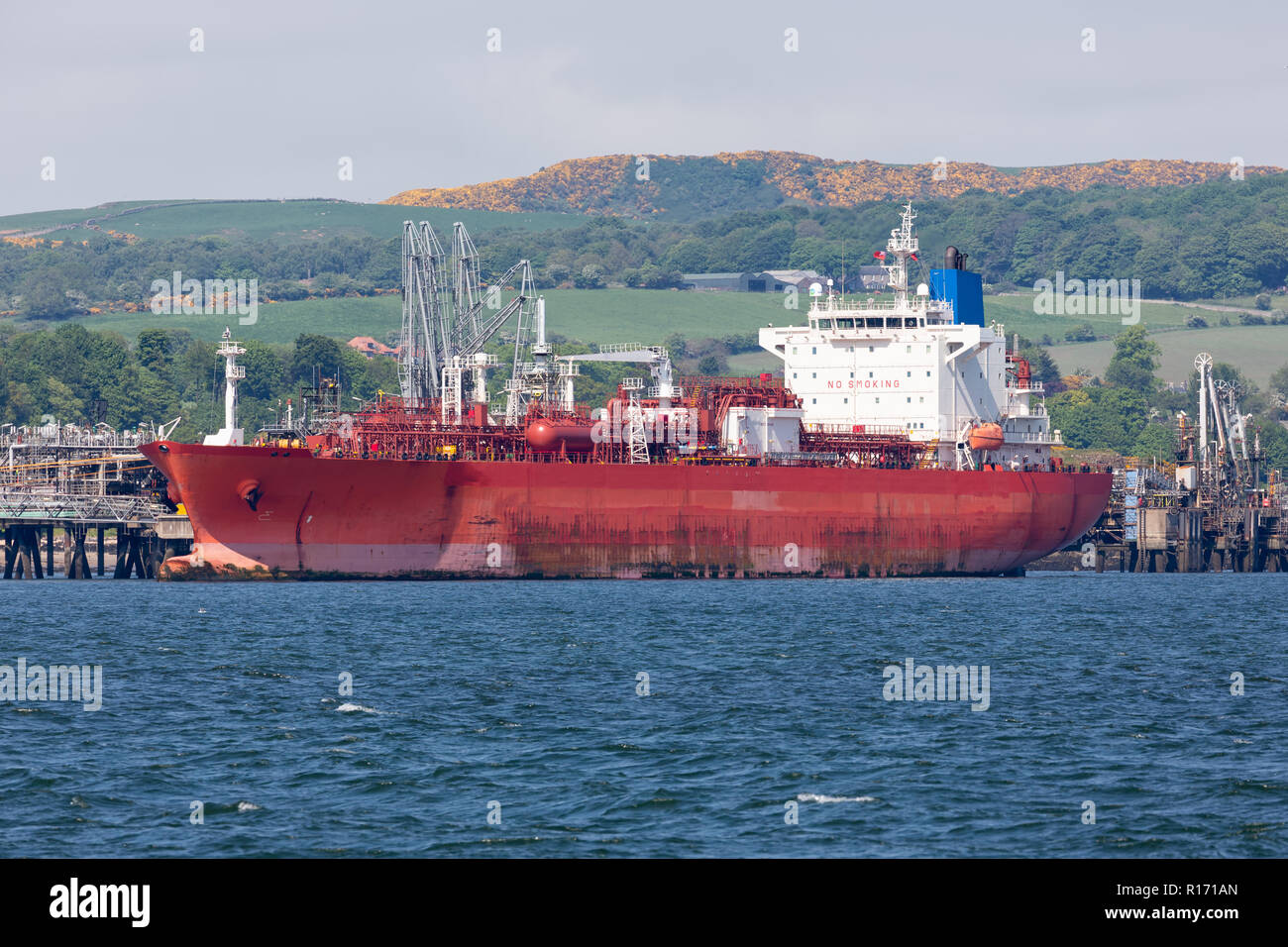 Oil Terminal mit Tanker in Firth von weiter in der Nähe von Edimburgh Stockfoto