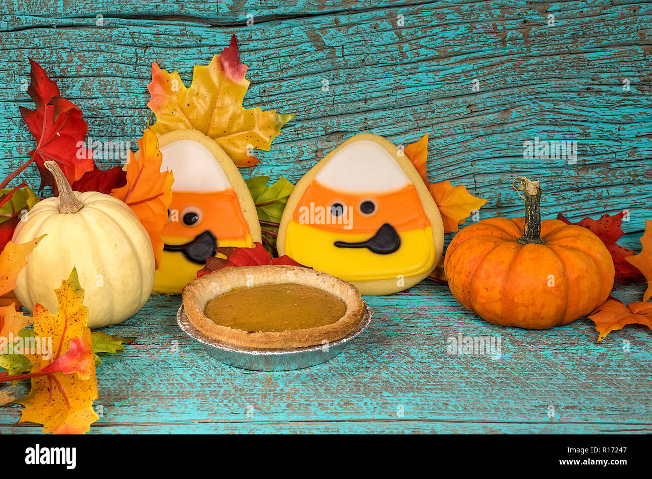 Candy corn Sugar Cookies und Pumpkin Pie mit Herbst Kürbisse auf Türkisfarbenen rustikalem Holz Stockfoto
