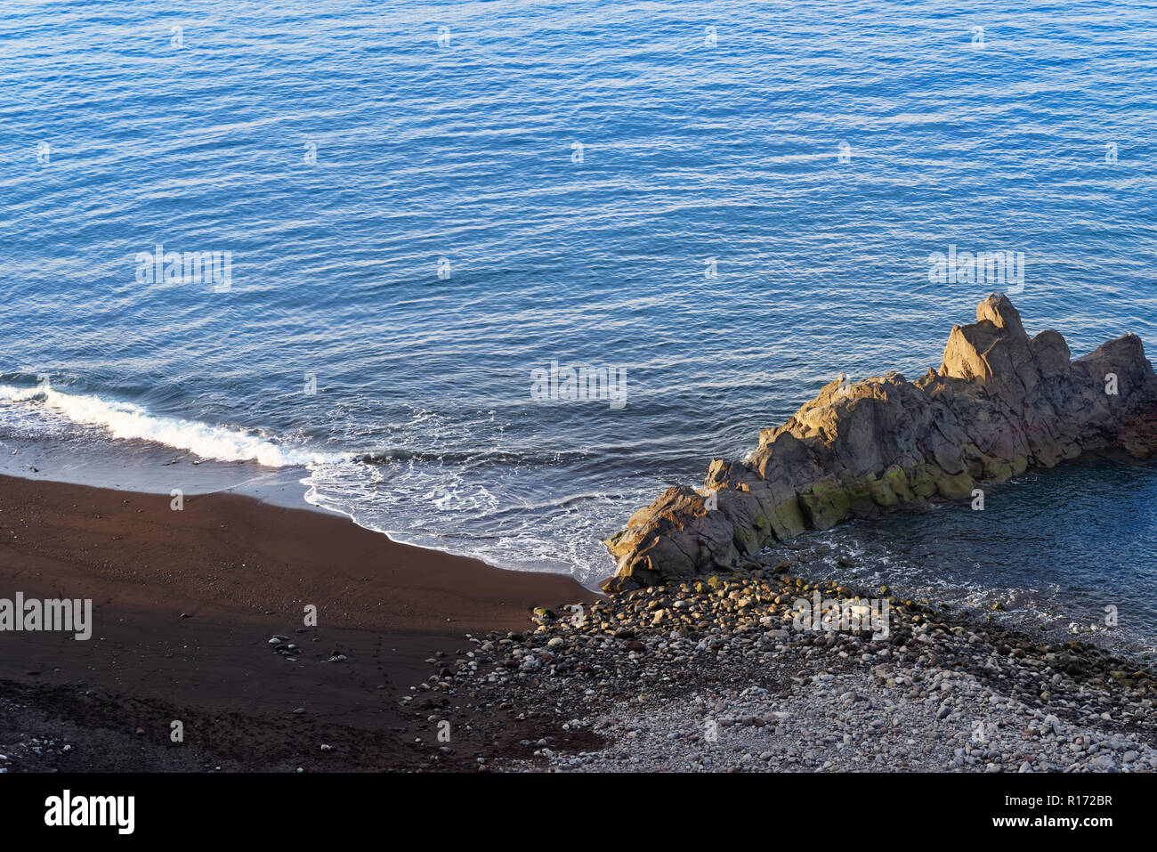 Schwarze Sandstrände und felsige Anordnung an der Praia Formosa - Strand auf der Insel Madeira, Portugal. Stockfoto