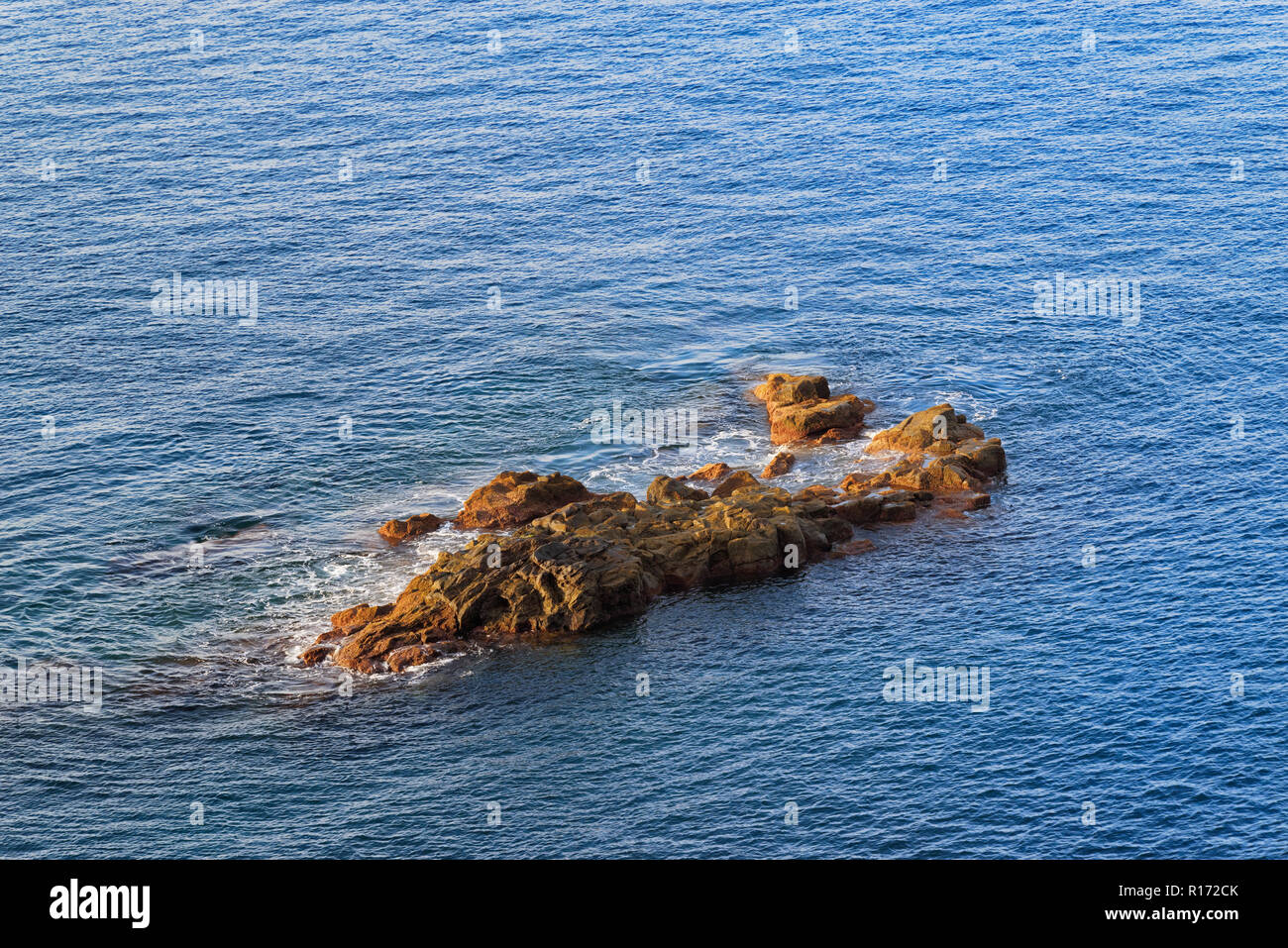 Felsige Anordnung in einem blauen Wasser bei Sonnenaufgang. Praia Formosa Strand von Funchal auf der Insel Madeira, Portugal Stockfoto
