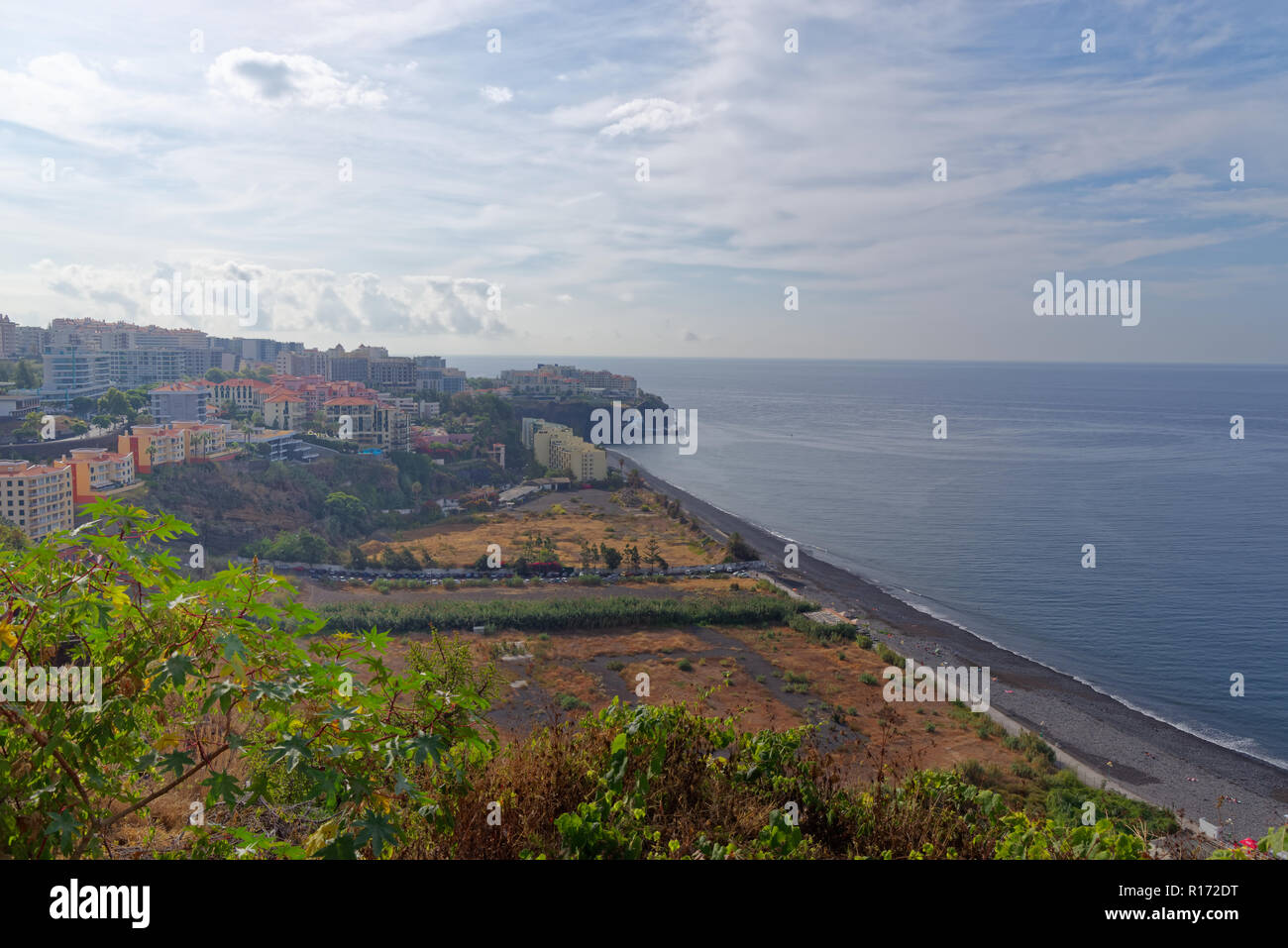 Praia Formosa Strandes in Funchal - schwarzer Sandstrand auf der Insel Madeira, Portugal Stockfoto