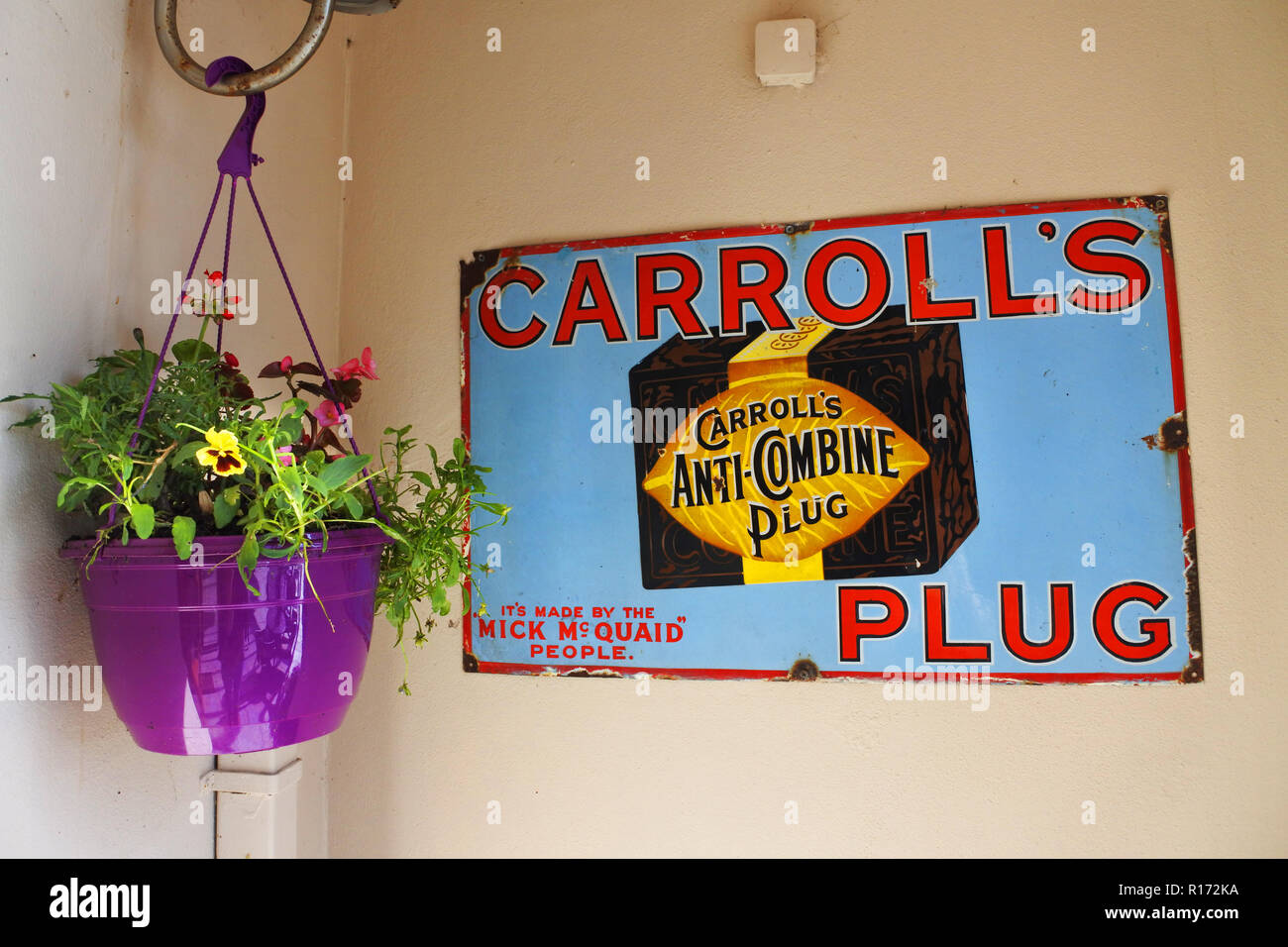 Eine alte metallene Zeichen Werbung Carroll Pfeifentabak - Johannes Gollop Stockfoto