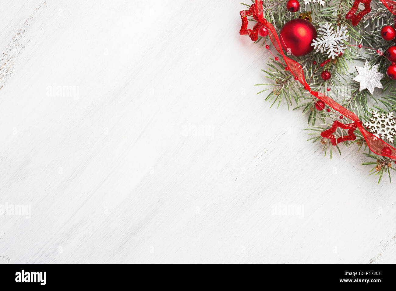 Tanne Zweig mit Weihnachtsschmuck auf alte, schäbige Hintergrund mit leeren Raum für Text. Stockfoto