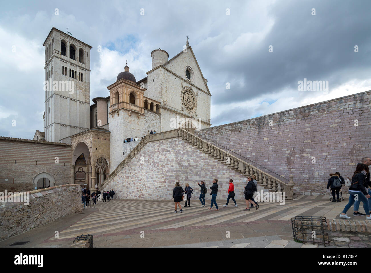 ASSISI, Italien - 27. Oktober 2018: Die berühmten Basilika des Hl. Franziskus von Assisi (Basilika Papale di San Francesco) Stockfoto