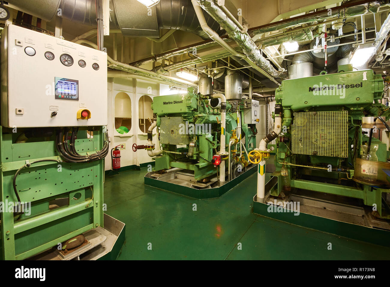 Panoramablick auf marine diesel Generatoren auf ein Handelsschiff in den Maschinenraum mit alle Rohrleitungen, Generatoren, turbins, etc. Stockfoto