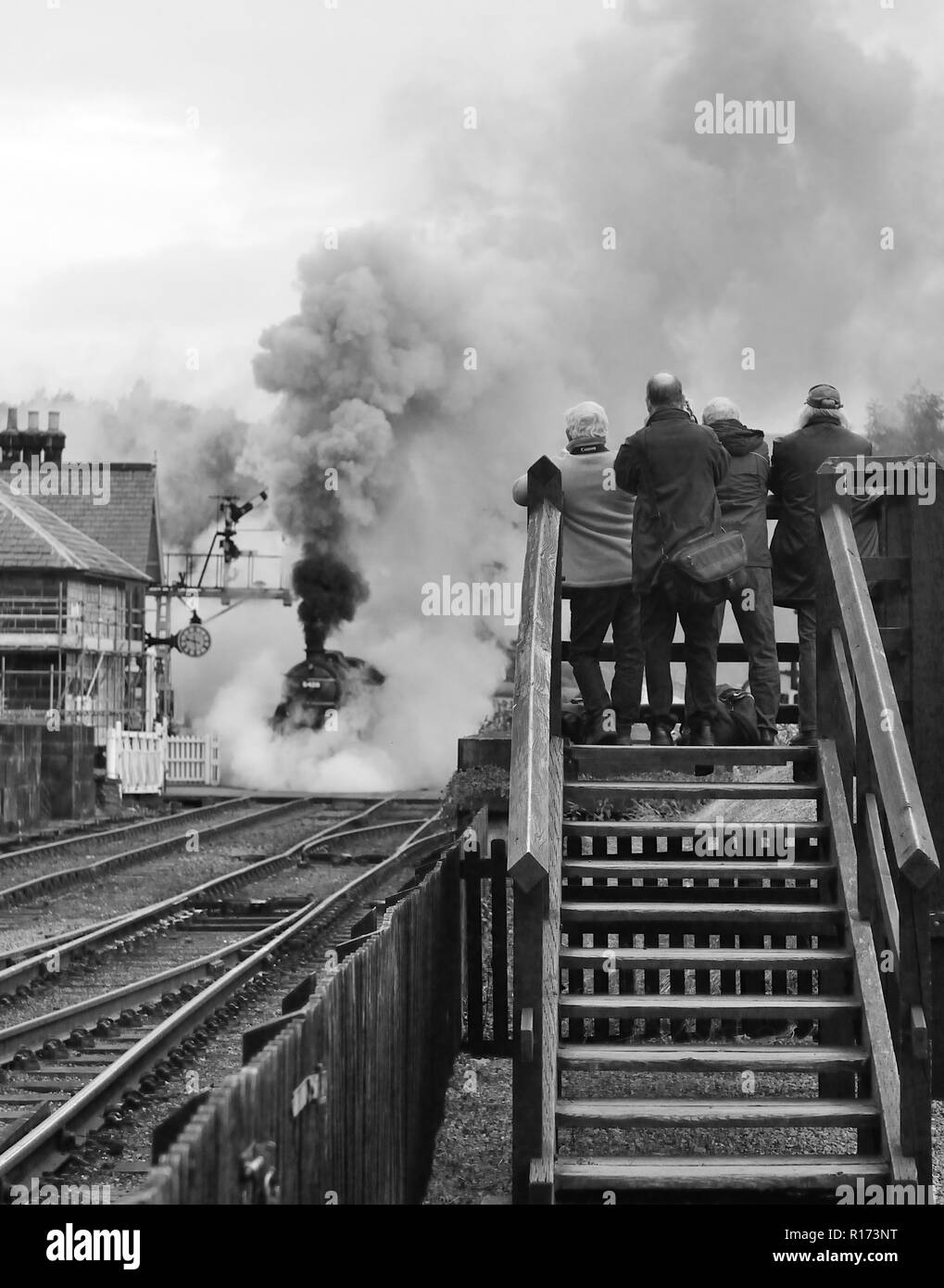 Fotografen Erfassen einer rauchigen Dampfzug Abfahrt von Grosmont auf der North Yorkshire Moors Railway. Stockfoto