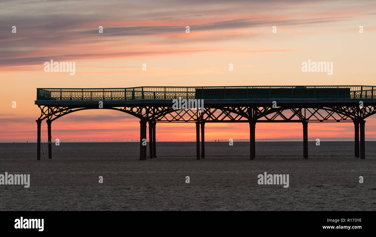 Pier nach Sonnenuntergang Stockfoto
