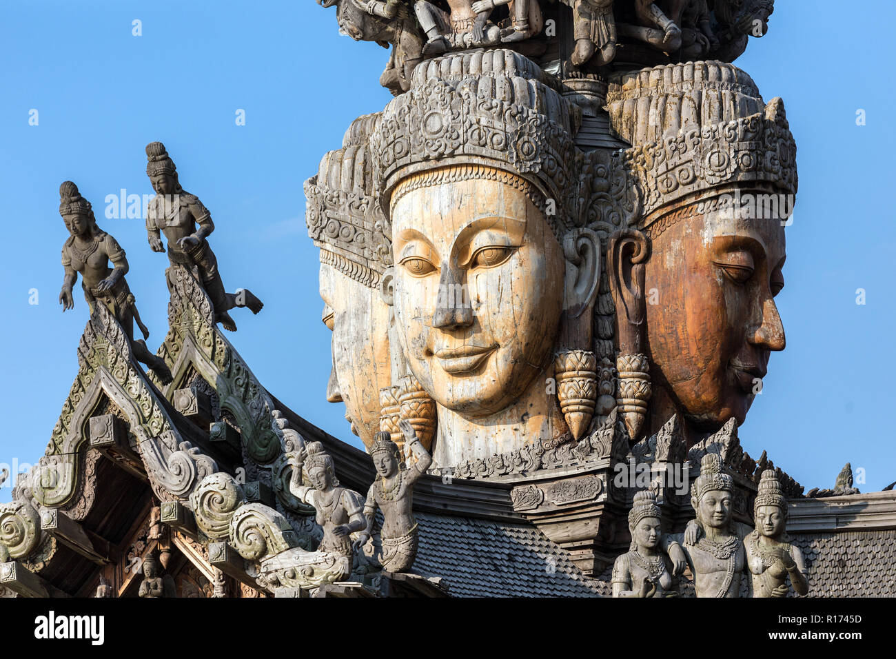 Skulptur Details der Holz- Heiligtum der Wahrheit, buddhistischen, Chinesisch und Hindu Tempel in Pattaya, Thailand Stockfoto