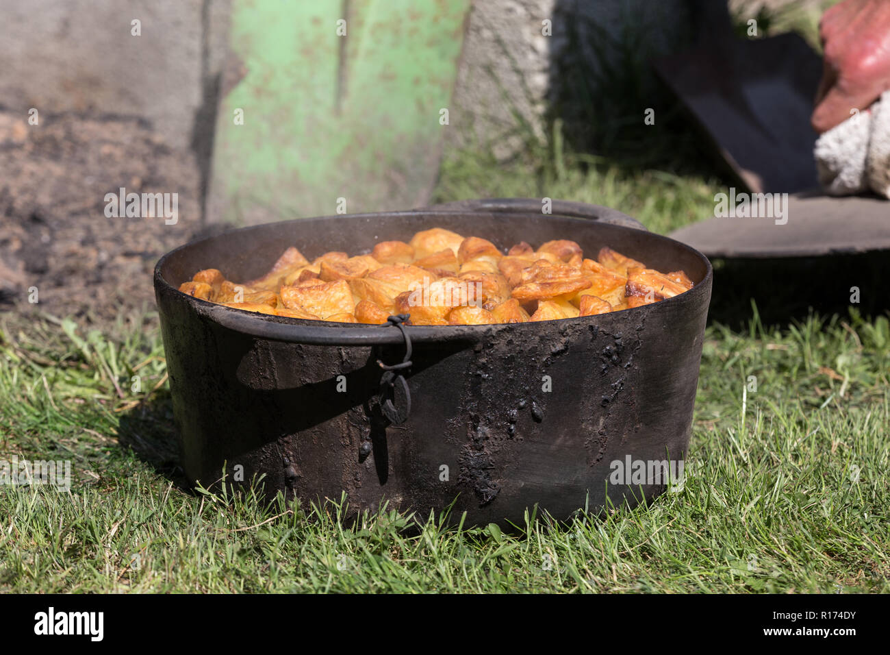 Traditionelle ouessant Insel geschmorte Kartoffeln, unter der Erde gegart, mit goldenen Kartoffeln, Bretagne, Frankreich Stockfoto