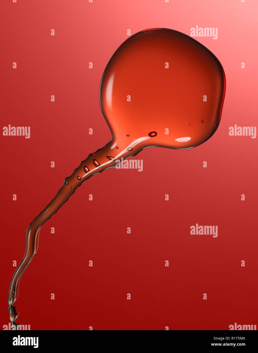Pfütze von Honig auf rotem Hintergrund Stockfoto