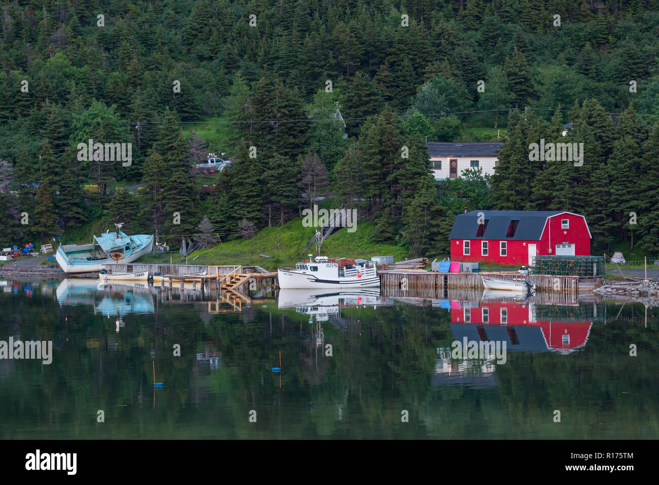 NORRIS POINT, Neufundland, Kanada - Boote auf dem Wasser. Stockfoto