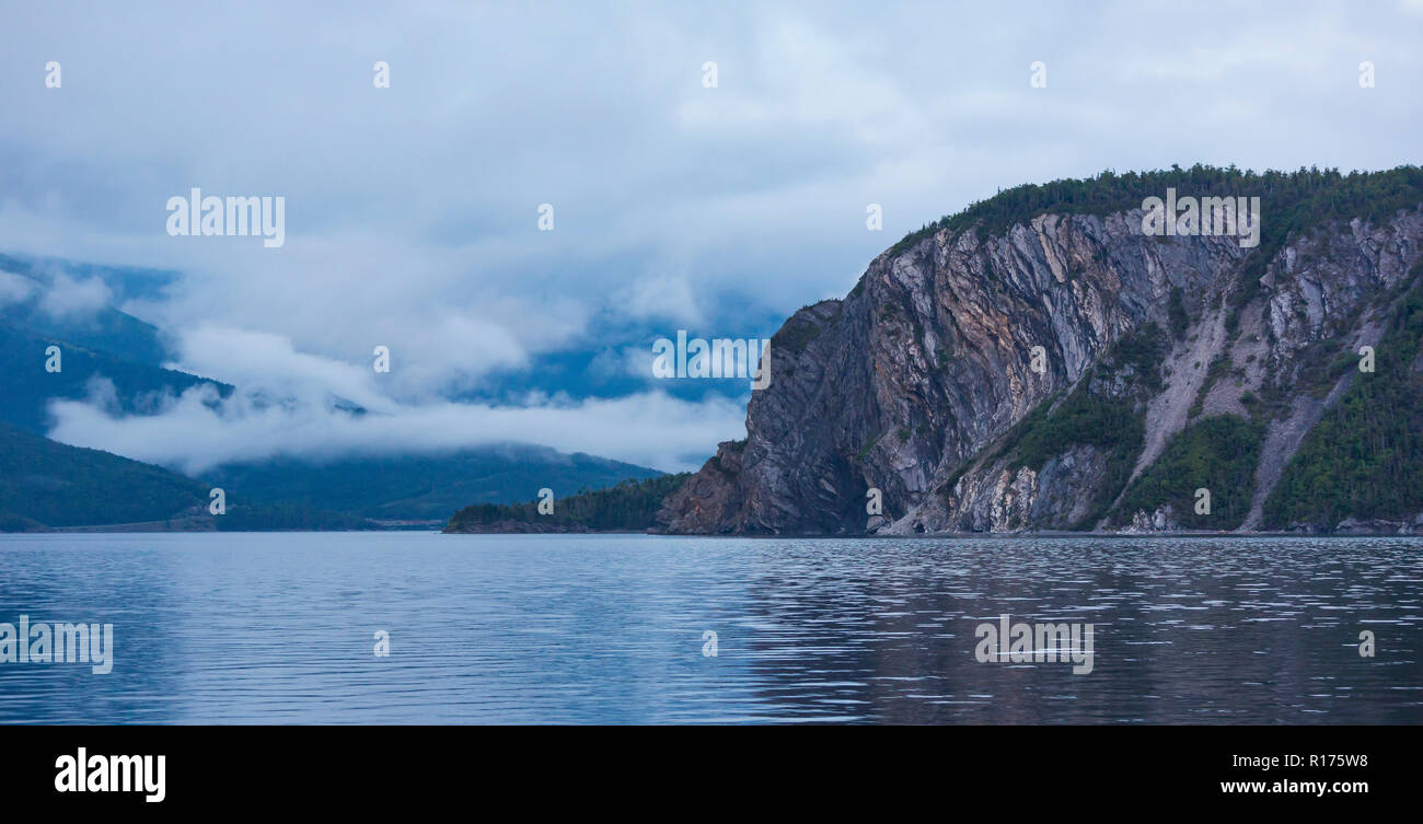 NORRIS POINT, Neufundland, Kanada - Wasser und Fels Felswand von Lomond Halbinsel, in Bonne Bay. Stockfoto