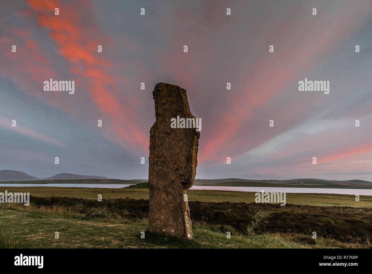 Orkney am Ring von Brodgar neolithische Menhire, Steinkreis, Sommersonnenwende. Stockfoto