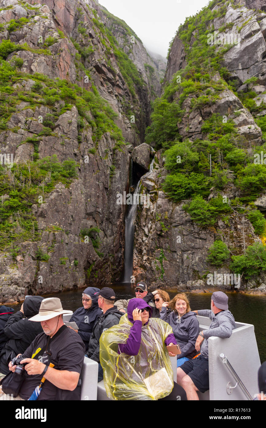 ROCKY HARBOUR, Neufundland, Kanada - Touristen auf dem Boot auf Western Brook Pond, im Gros Morne National Park. Stockfoto
