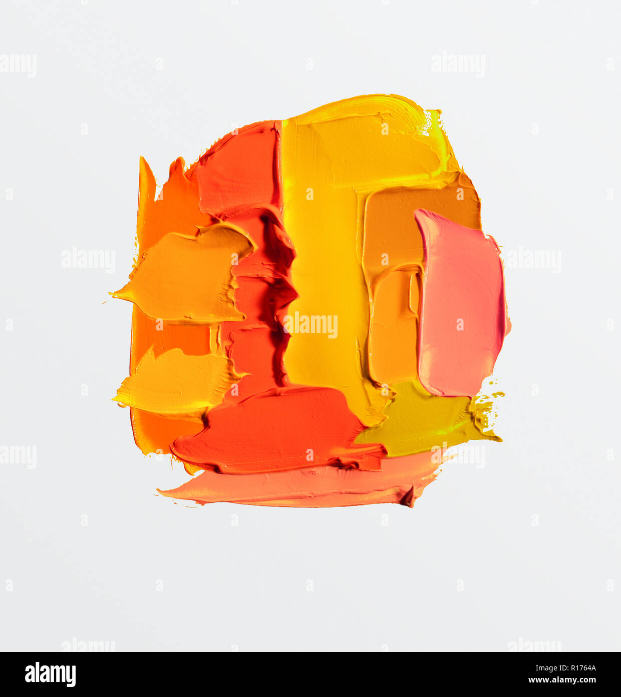 Pastellfarben kosmetische Creme in Form von Face auf weißem Hintergrund Stockfoto