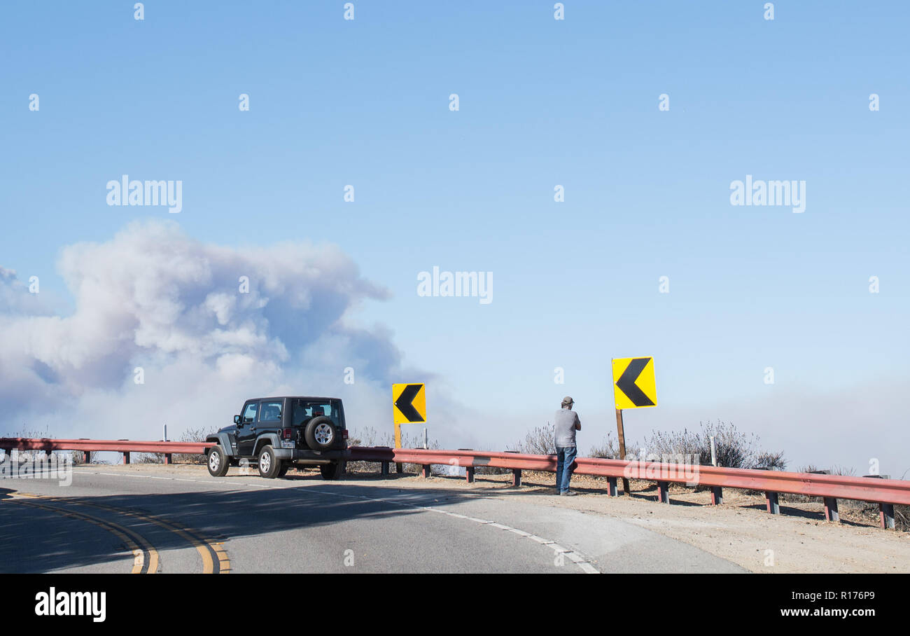 Bewohner von Topanga auf Standby am Topanga Canyon Road gesehen gerade die Woolsey Feuer in der Ferne. Stockfoto