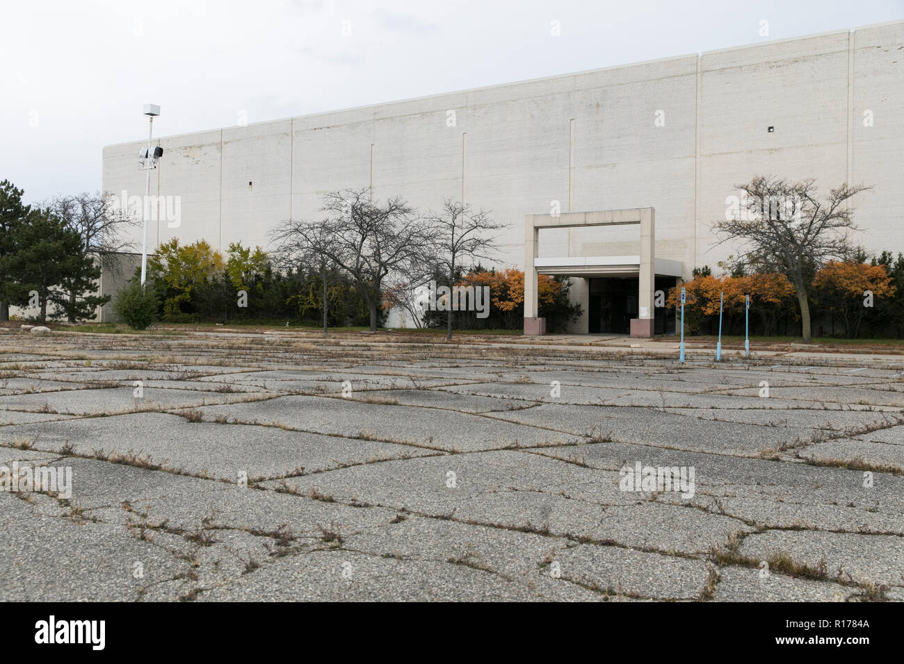 Eine verlassene Schaufenster an der jetzt geschlossenen Gipfel Point Mall in Waterford Township, Michigan am 26. Oktober 2018. Stockfoto