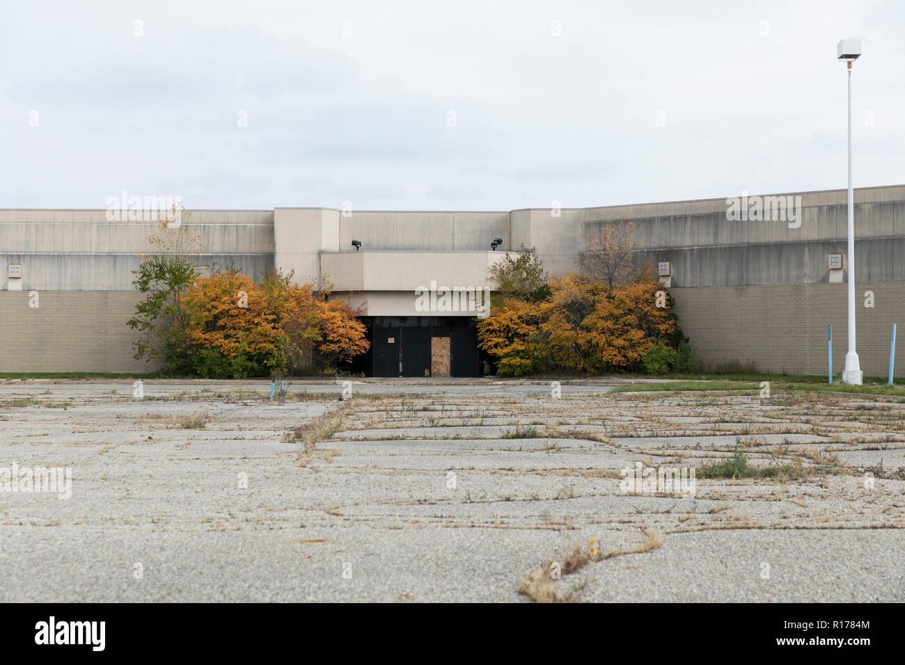 Eine verlassene Schaufenster an der jetzt geschlossenen Gipfel Point Mall in Waterford Township, Michigan am 26. Oktober 2018. Stockfoto
