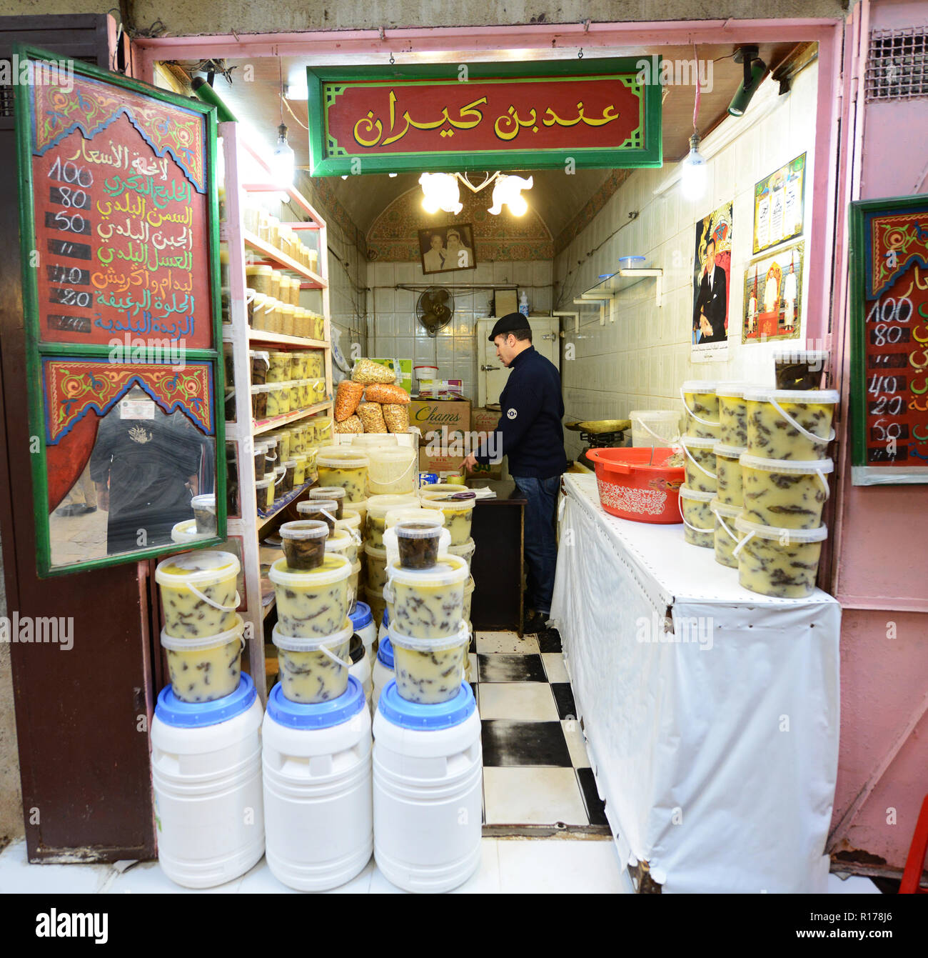 Ein kleines Geschäft in der Altstadt von Fes. Auf dem Display einige frittierte Snacks, Süßigkeiten und Kamel Schmalz die Chelir genannt wird. Stockfoto