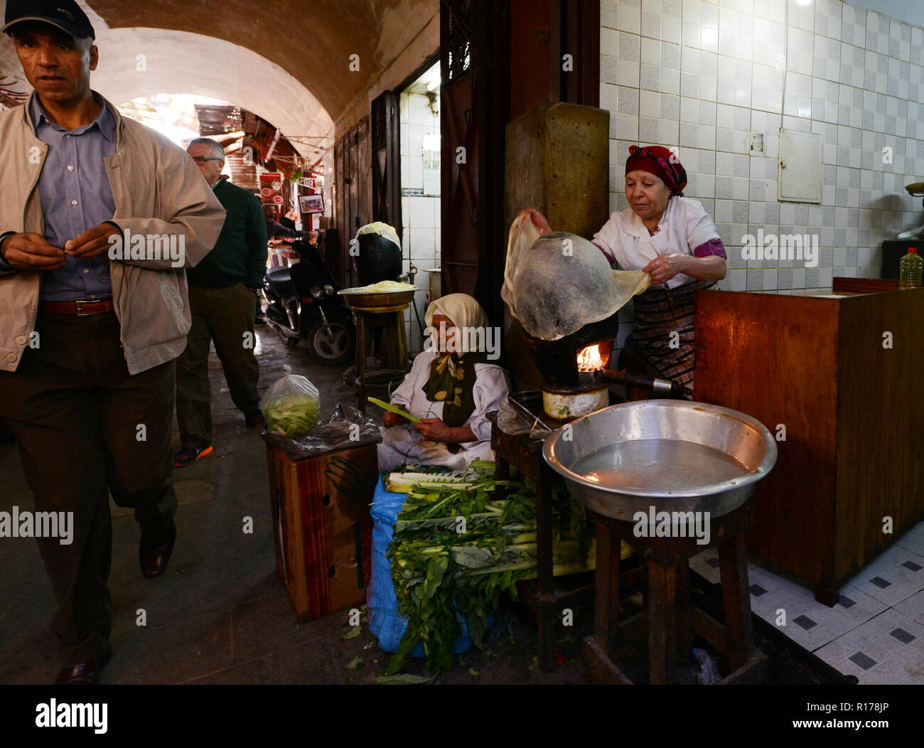 Eine marokkanische Frau Vorbereitung einer traditionellen dünne Crep genannt Radteams. Stockfoto