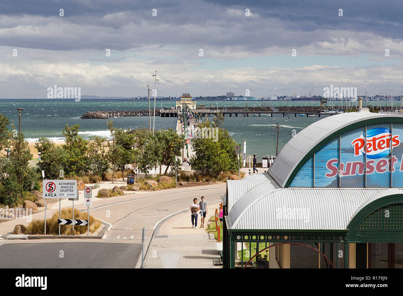 Melbourne, Australien: 25. März 2018: St. Kilda Pier, das Meer und den Jachthafen von Jacka Boulevard Stockfoto