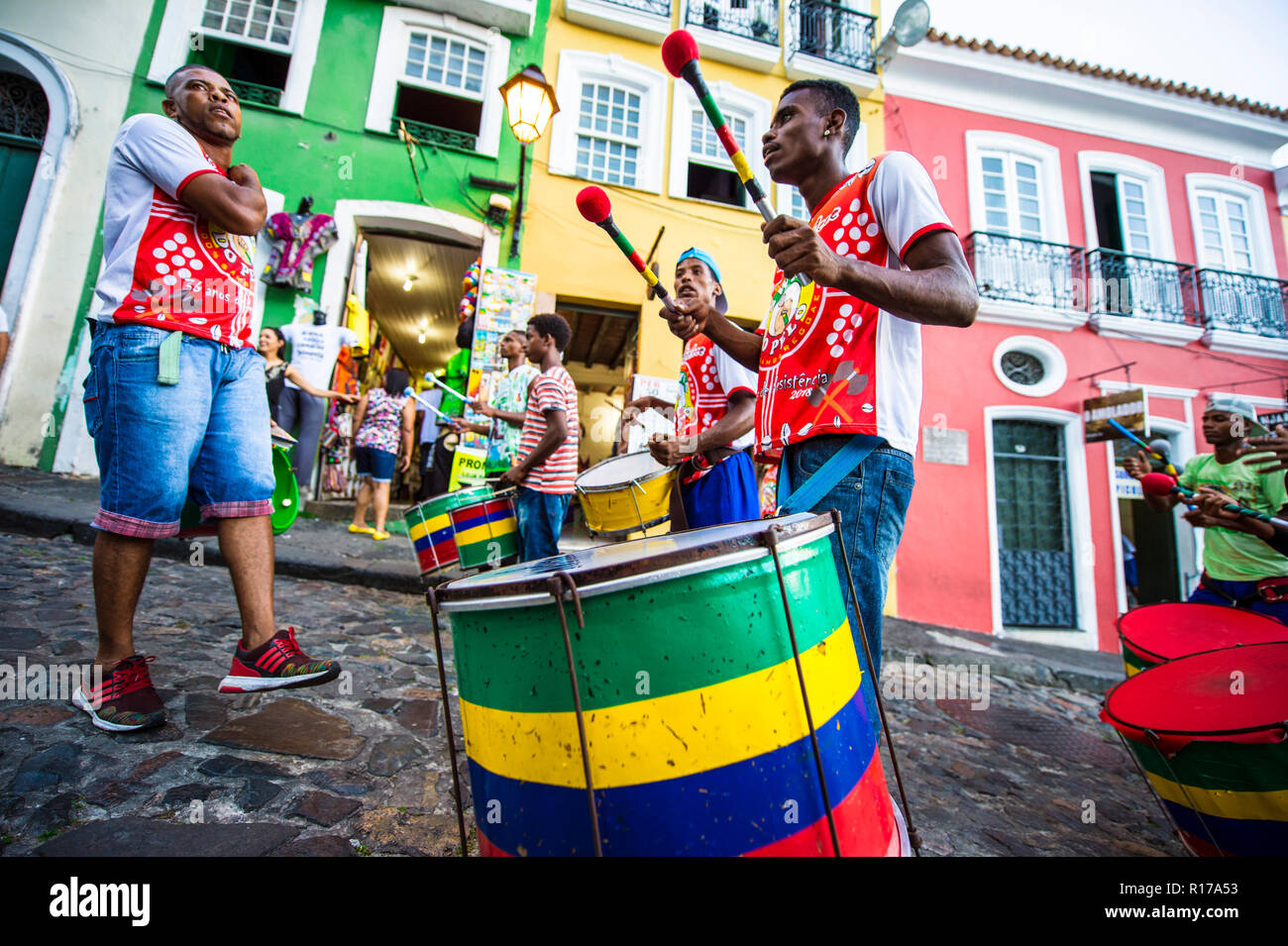 SALVADOR, BRASILIEN - ca. Februar 2018: eine Truppe von jungen brasilianischen Trommlern durch die historischen Viertel von Pelourinho Stockfoto