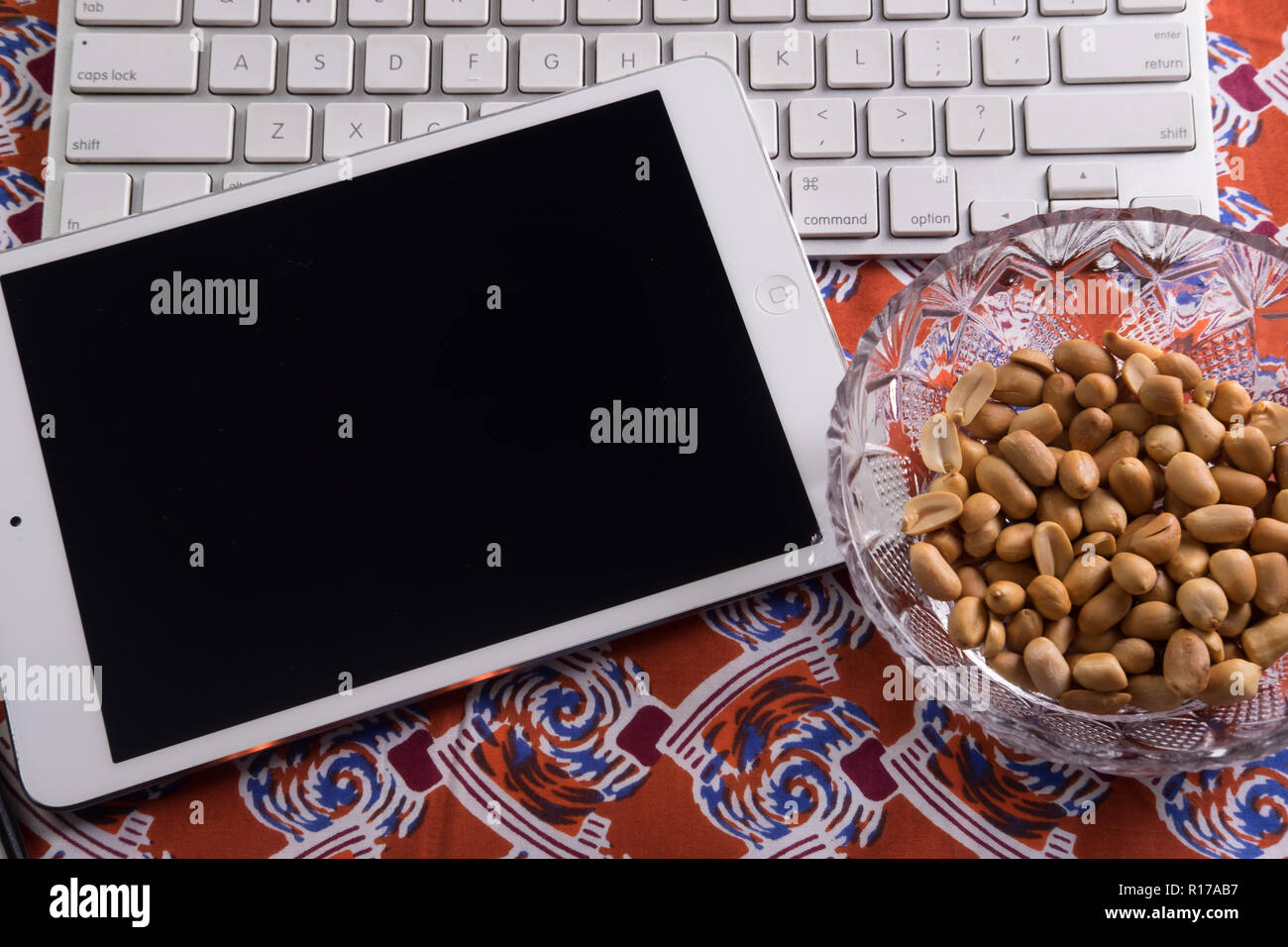 Tablet-PC, Tastatur auf Ankara Fabric Stockfoto