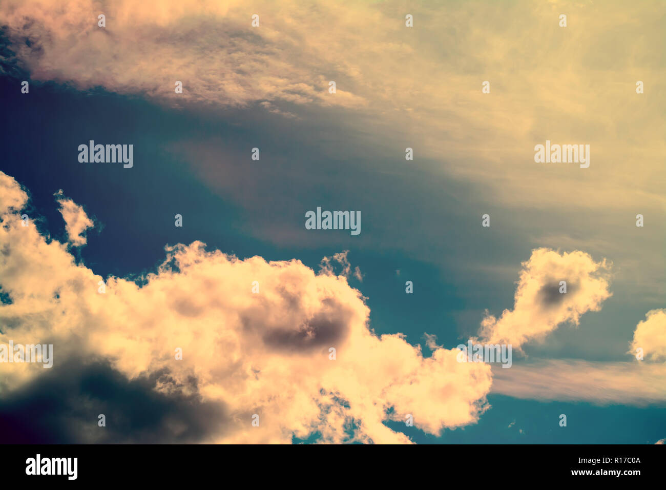 Himmel mit cumulus Wolken bei Sonnenuntergang. Stockfoto