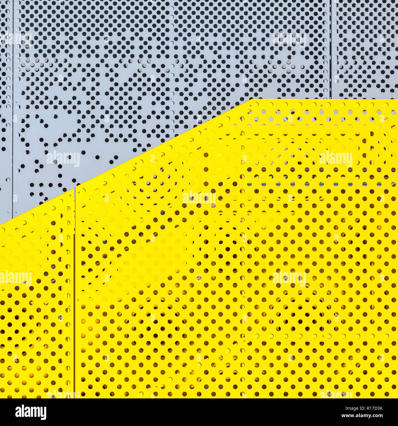 Grau und Gelb perforierte Industrial Metal Hintergrund, abstrakt gepunktete Textur Stockfoto